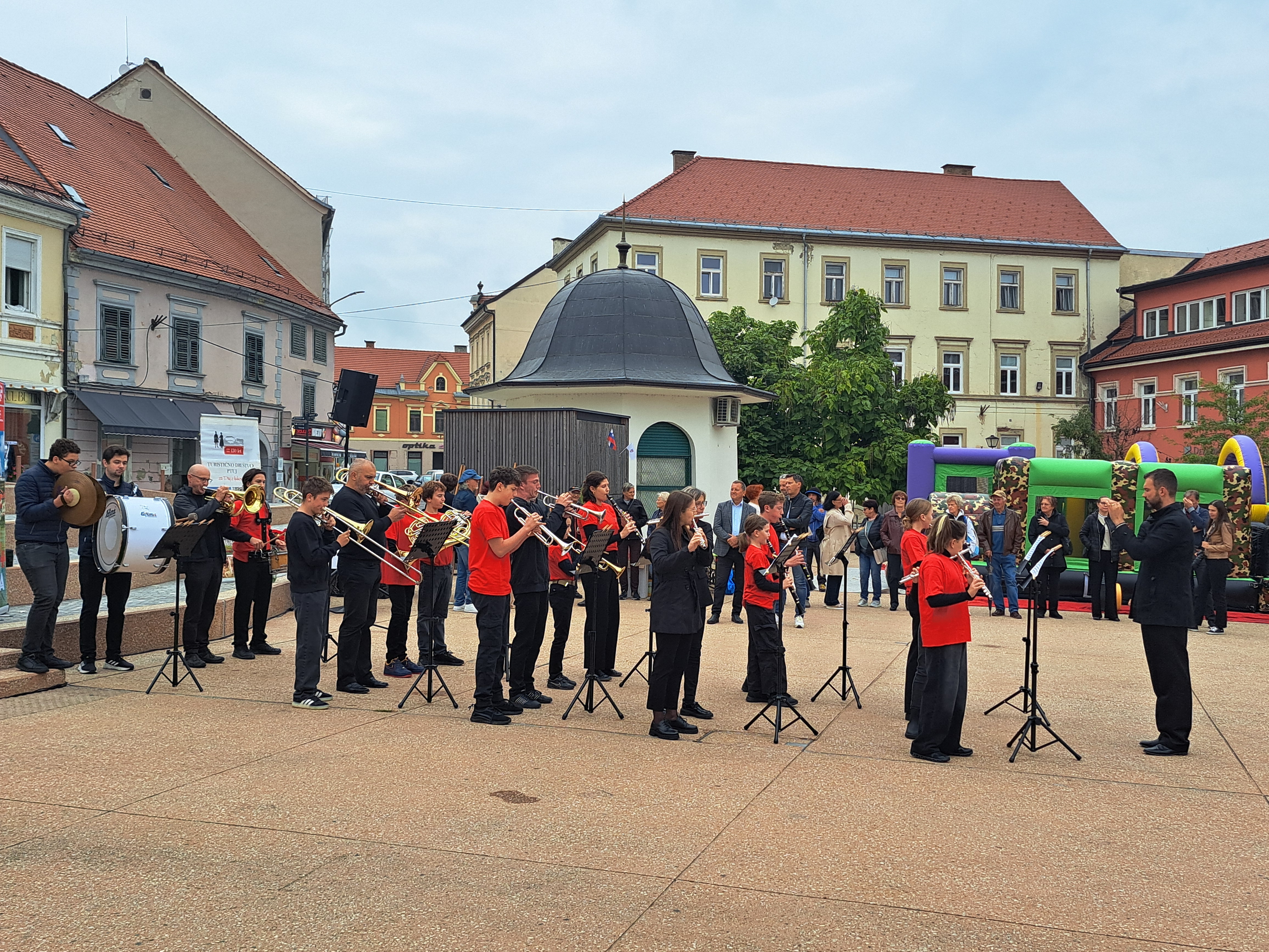 Nastopajoči člani pihalnega orkestra Zasebne glasbene šole v samostanu sv. Petra in Pavla Ptuj