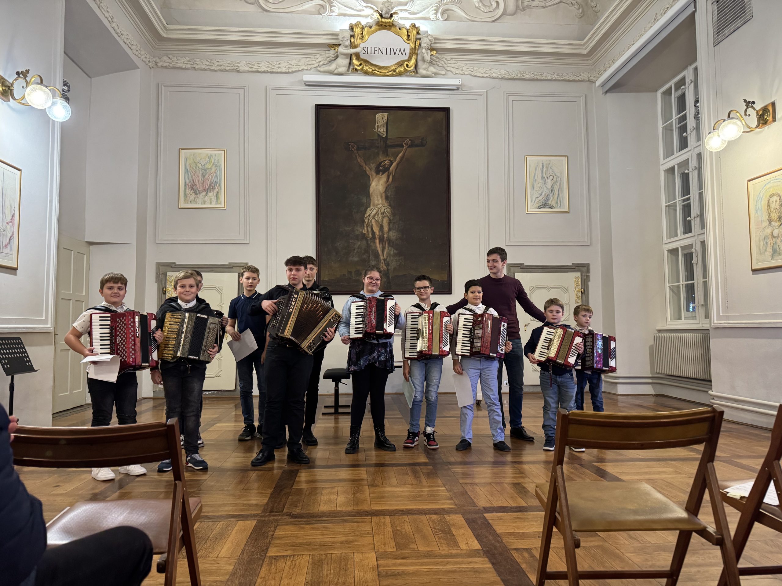 Skupinska fotografija učencev harmonike