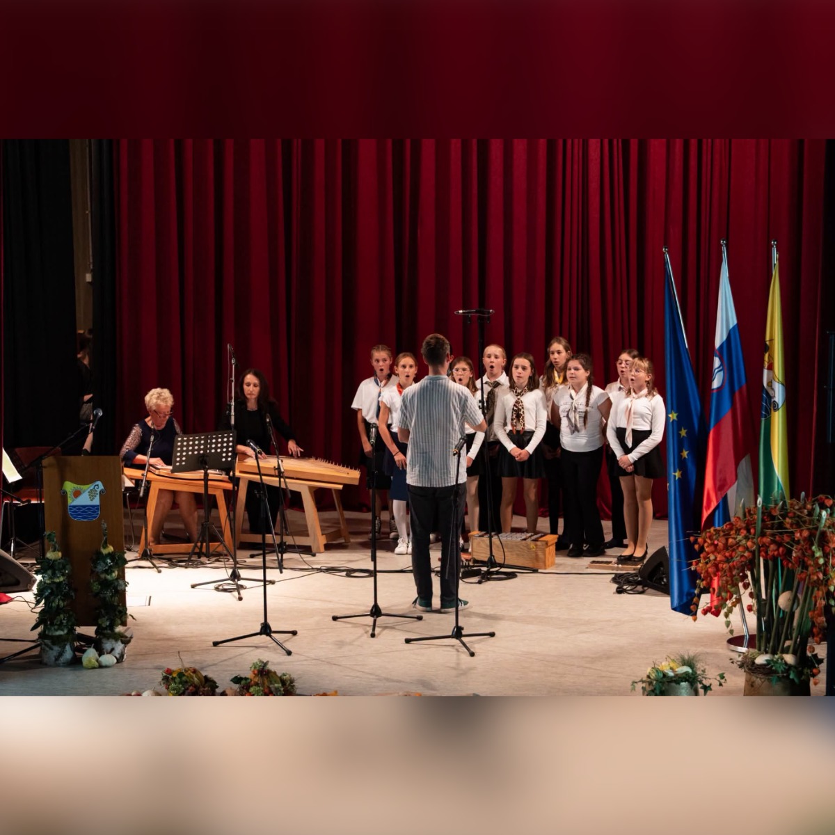 Učenka citer z učiteljico Dorotejo Bedenik